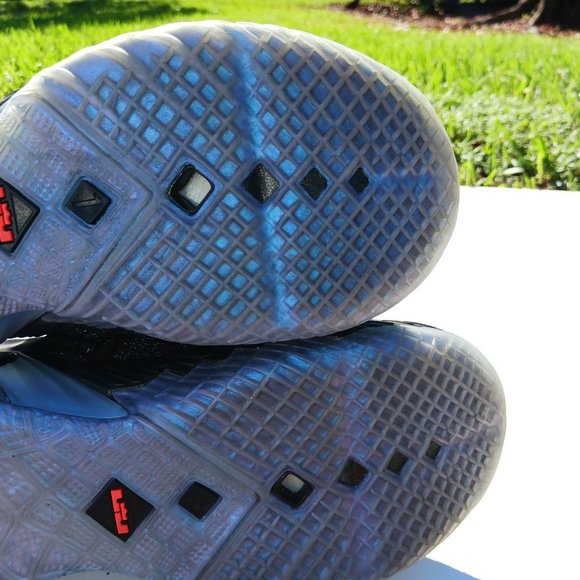 Nike LeBron XVIII NRG GS Size 4Y Black Bright Crimson Youth Woman Kids - Picture 16 of 16